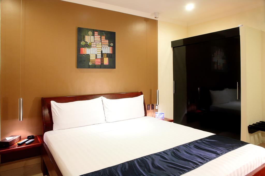 Queens Hotel Angeles City Δωμάτιο φωτογραφία